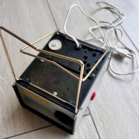 PIEDS REPLIABLE SOUS LE PROJECTEUR ET MOLETTE DE REGLAGE DU VOLTAGE